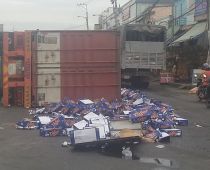 Xe container lật trên quốc lộ 1, hàng trăm thùng bia đổ ra đường